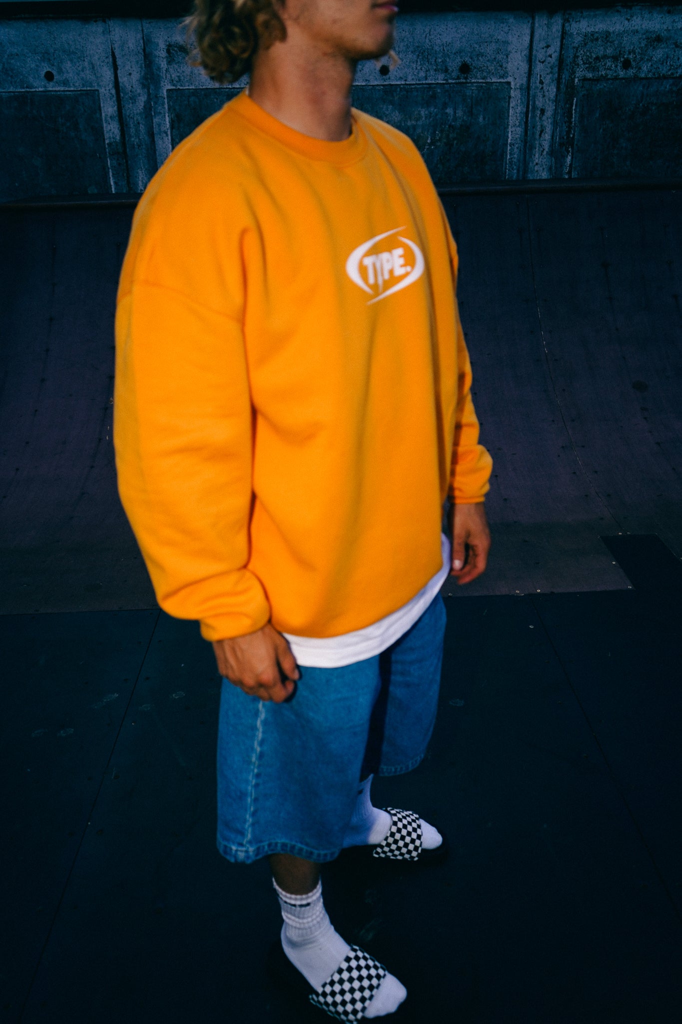 ORANGE BASICS CREWNECK